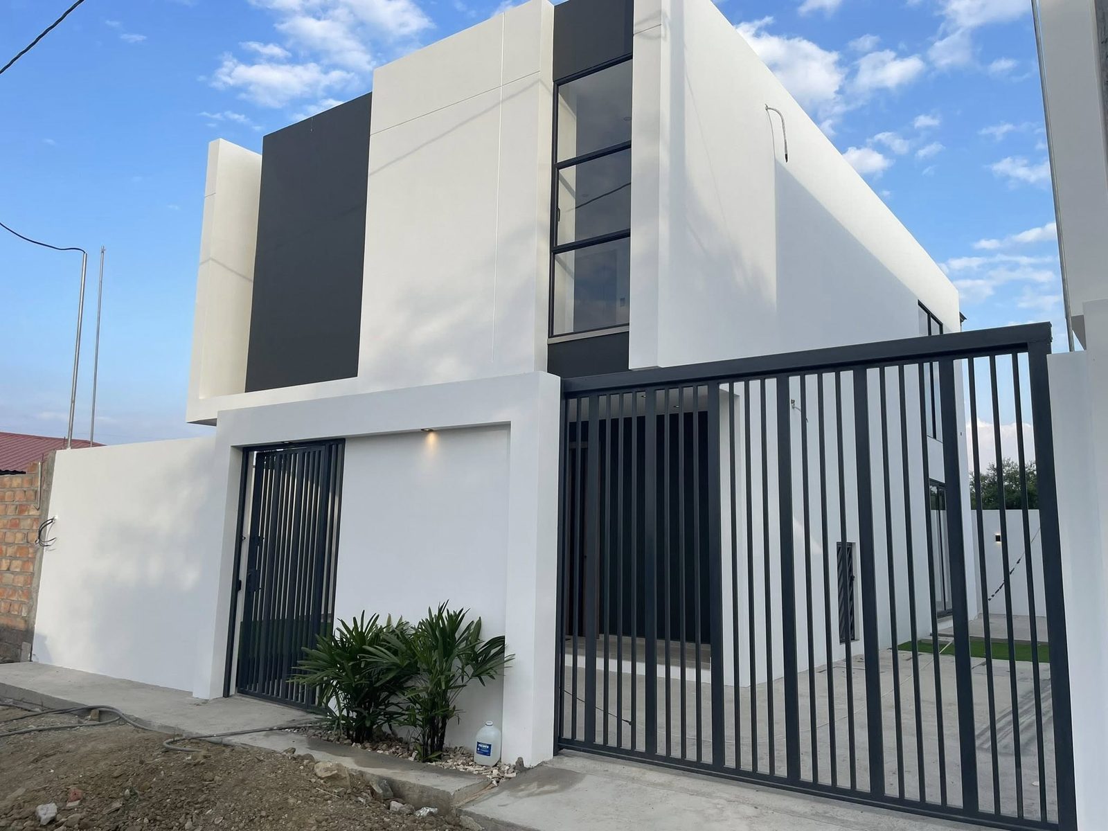 Casa moderna, elegante, con acabados de lujo
