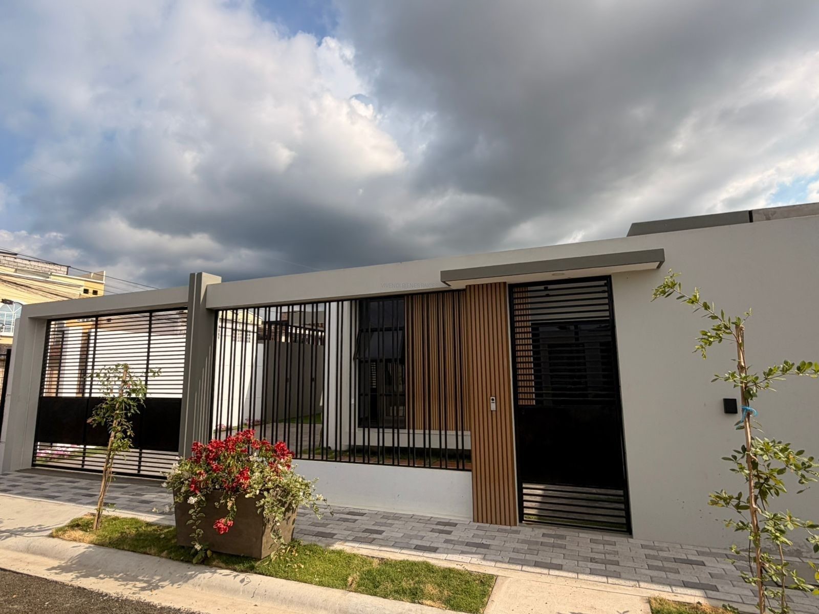 Villa en Venta | Amplio Patio • Losa para Ampliación